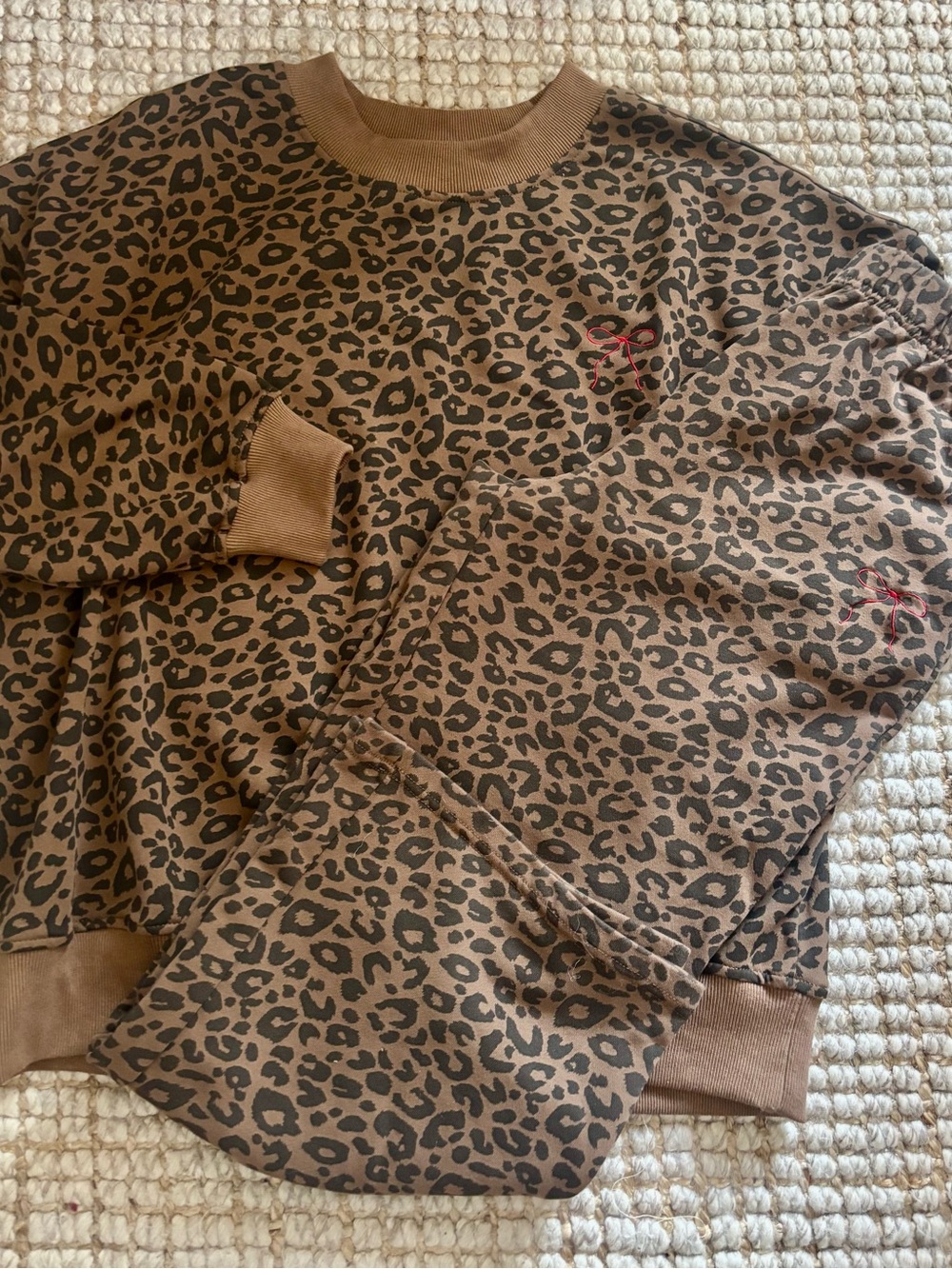 Le Lis collection leopard jogger set